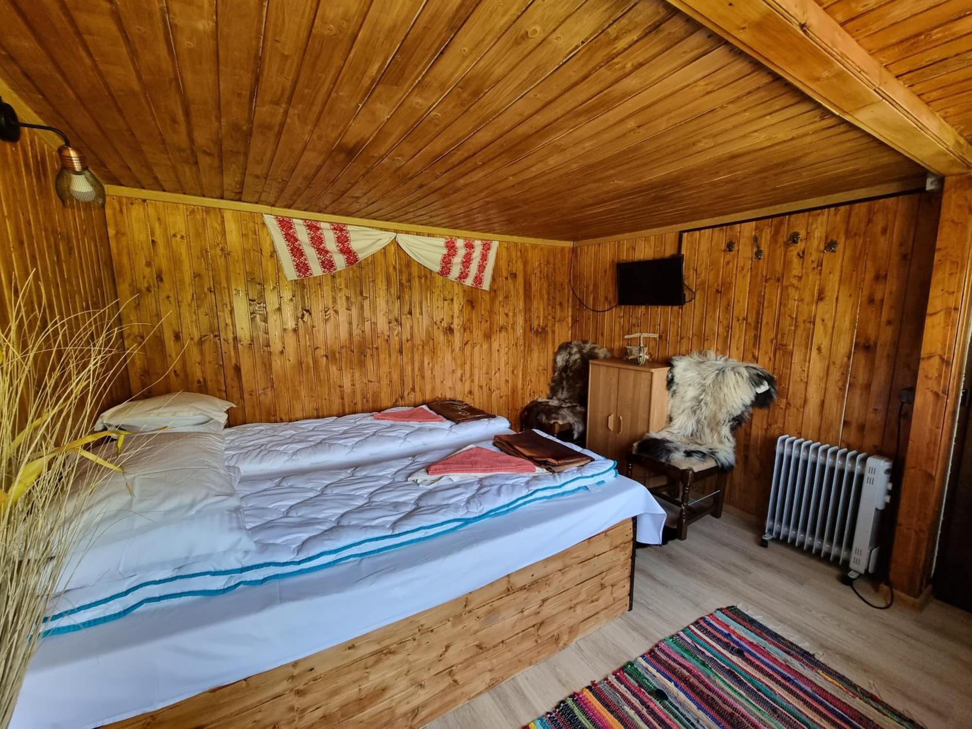 Langa Stana Hotel Curtea De Arges Room photo